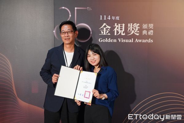 ▲中嘉寬頻雙子星總經理陳建村及企劃許嫚真,領取第25屆金視獎「創新服務獎」。(記者林東良翻攝,下同)