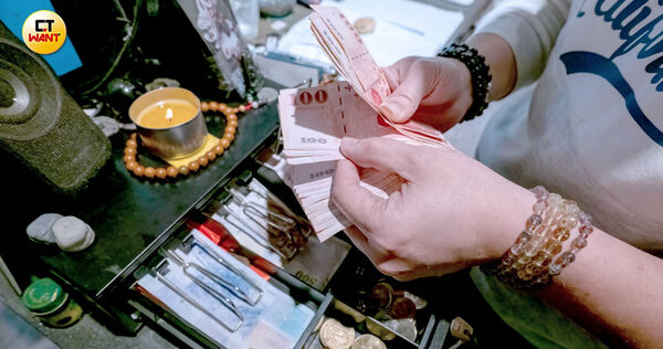 塔羅牌老師艾菲爾點名4星座,未來30天財運強勁、貴人運旺。(示意圖/焦正德攝)