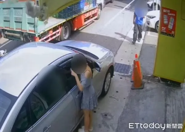 ▲男子駕駛臨停路邊向檳榔攤購買飲料。(圖/桃園警分局提供)