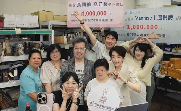 ▲黃國倫與寇乃馨公益直播。(圖/Vannise溫倪詩 提供)