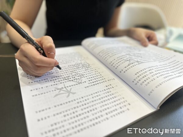 ▲▼ 買房,簽約,簽約示意圖,預售屋,合約照 。(圖/記者陳筱惠攝)