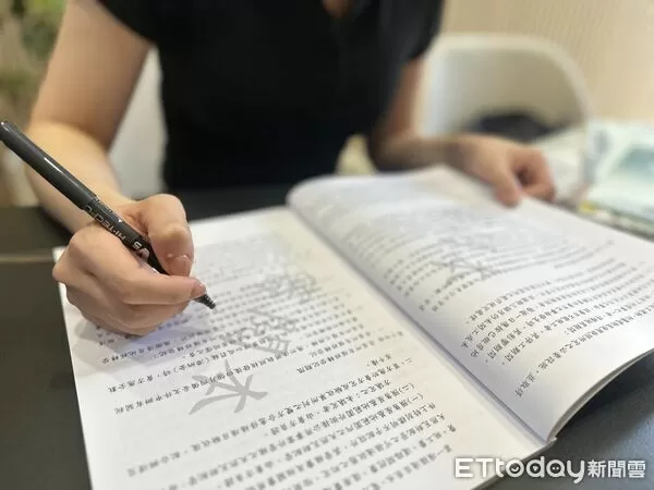 ▲▼ 買房,簽約,簽約示意圖,預售屋,合約照 。(圖/記者陳筱惠攝)