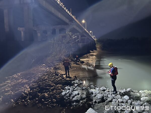 ▲雲林警方發現可疑車輛上前攔停,其中一名女乘客竟跳下北港大橋逃逸。(圖/記者游瓊華翻攝,下同)