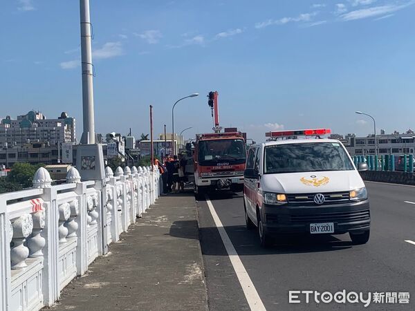 ▲雲林警方發現可疑車輛上前攔停,其中一名女乘客竟跳下北港大橋逃逸。(圖/記者游瓊華翻攝,下同)