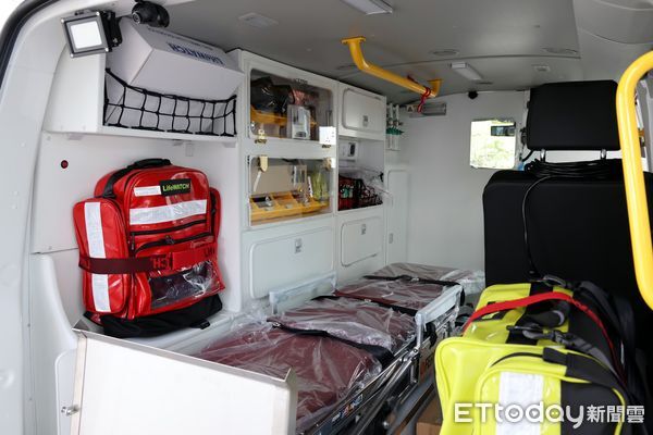 ▲琥珀東福捐贈高規格救護車,市長黃偉哲代表致贈感謝狀。(記者林東良翻攝,下同)