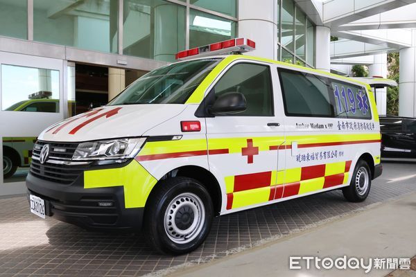 ▲琥珀東福捐贈高規格救護車,市長黃偉哲代表致贈感謝狀。(記者林東良翻攝,下同)
