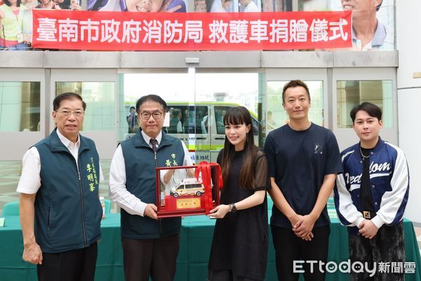 ▲琥珀東福捐贈高規格救護車,市長黃偉哲代表致贈感謝狀。(記者林東良翻攝,下同)