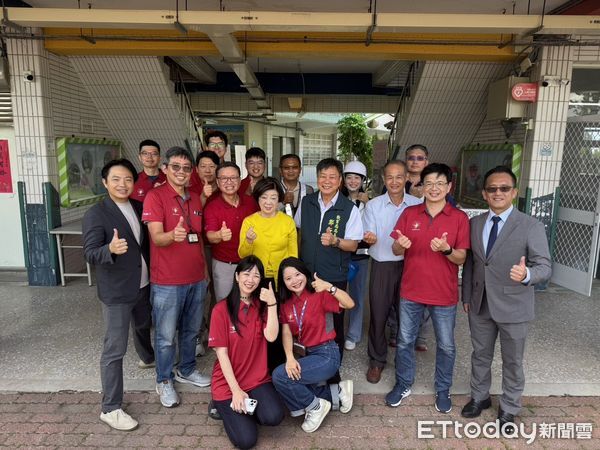 ▲台積電慈善基金會董事長張淑芬親赴七股樹林國小,視察修繕工程,教育局長鄭新輝代表市長黃偉哲致贈感謝,感謝台積電守護偏鄉教育。(記者林東良翻攝,下同)
