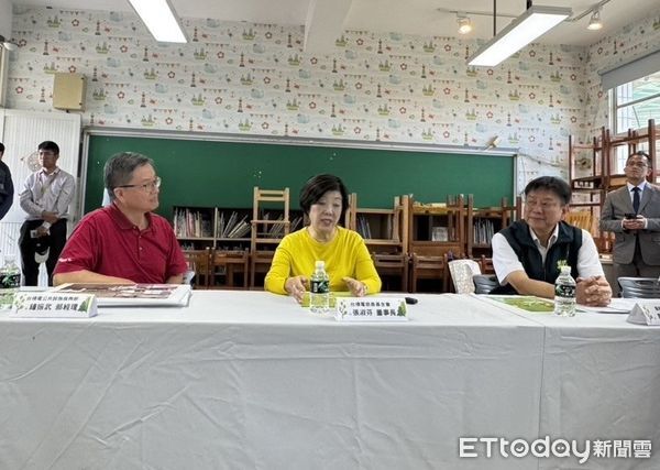 ▲台積電慈善基金會董事長張淑芬親赴七股樹林國小,視察修繕工程,教育局長鄭新輝代表市長黃偉哲致贈感謝,感謝台積電守護偏鄉教育。(記者林東良翻攝,下同)