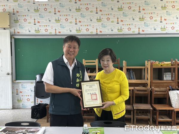 ▲台積電慈善基金會董事長張淑芬親赴七股樹林國小,視察修繕工程,教育局長鄭新輝代表市長黃偉哲致贈感謝,感謝台積電守護偏鄉教育。(記者林東良翻攝,下同)