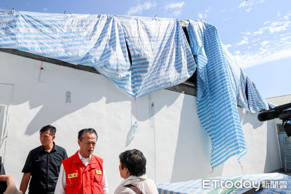 ▲▼ 災區民宅屋頂遭颱風吹飛,縣府攜手百工修繕利他協會復原 。(圖/嘉義縣政府提供)
