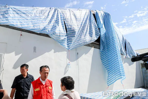 ▲▼ 災區民宅屋頂遭颱風吹飛,縣府攜手百工修繕利他協會復原 。(圖/嘉義縣政府提供)