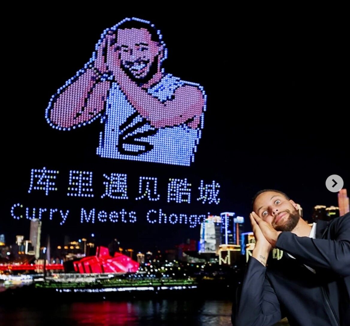 ▲▼勇士天王柯瑞展開中國行,重慶的無人機燈光秀再現晚安慶祝。(圖/翻攝自IG/stephencurry30)