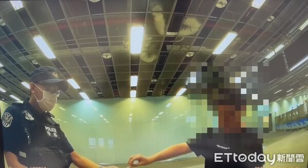 ▲▼高雄車站男子持美工刀亂晃!「狂亮刀片」嚇壞路人,遭依恐嚇送辦。(圖/記者賴文萱翻攝)