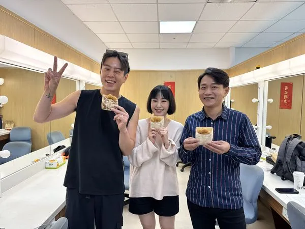 ▲蔡燦得在《好運來》領便當,特地帶伴手禮回到民視探班。(圖/民視提供)