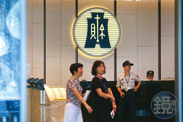 府院高層已下令,八大行庫全面備戰明年國票金董監事改選,持股從原先1成提高至近2成。