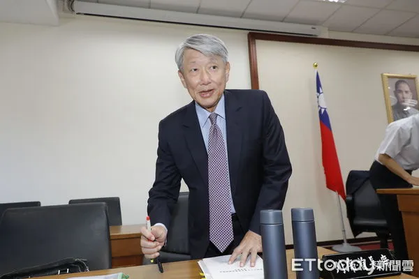 ▲▼內閣異動已成定局,被外界點名極度不適任的經濟部長郭智輝在立法院被媒體堵訪時,並未對個人去留發表看法。(圖/記者湯興漢攝)