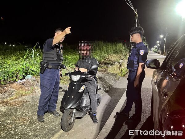 ▲內埔警分局員警助日籍騎士。(圖/記者陳崑福翻攝)