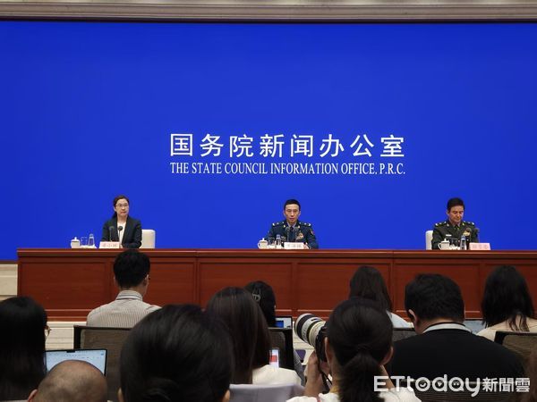 ▲▼大陸國新辦舉行記者會,介紹閱兵準備工作情況。圖為閱兵領導小組辦公室副主任、中央軍委聯合參謀部作戰局少將副局長吳澤棵,共軍中部戰區閱兵指揮機構辦公室常務副主任、政治工作部少將副主任徐貴忠。(圖/記者陳冠宇攝)