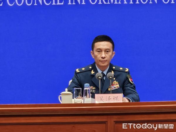 ▲▼大陸國新辦舉行記者會,介紹閱兵準備工作情況。圖為閱兵領導小組辦公室副主任、中央軍委聯合參謀部作戰局少將副局長吳澤棵,共軍中部戰區閱兵指揮機構辦公室常務副主任、政治工作部少將副主任徐貴忠。(圖/記者陳冠宇攝)