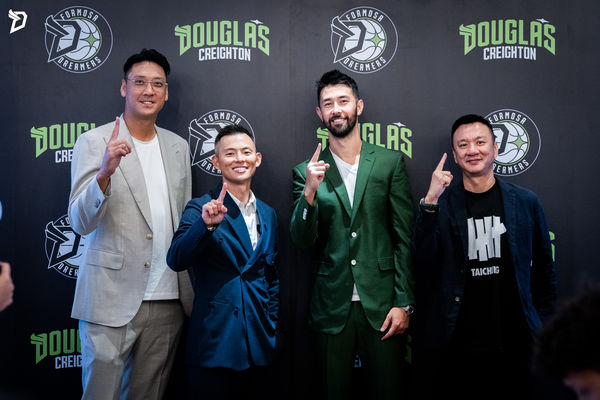 ▲簡浩正式接任夢想家總教練,今日舉行上任記者會與簽約儀式。(圖/夢想家提供)