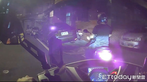 ▲騎士違規逃逸遭警壓制 車內搜出毒品送辦。(圖/記者郭世賢翻攝)