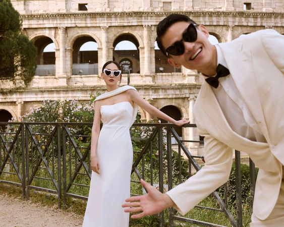 ▲林映唯(左)年初被交往三年多的男友Richard密謀求婚成功,兩人前往羅馬拍婚紗。(圖/自由試提供)