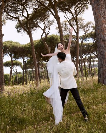 ▲林映唯(左)年初被交往三年多的男友Richard密謀求婚成功,兩人前往羅馬拍婚紗。(圖/自由試提供)