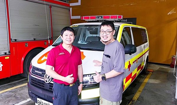 ▲桃園市董姓男子昨天至龜山消防分隊像去年施救隊員表達感謝。(圖/龜山消防分隊提供)
