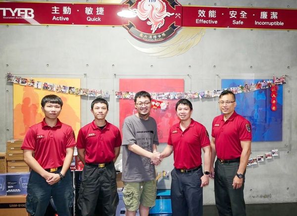 ▲桃園市董姓男子去年8月間在龜山區某汽修廠維修車輛時突然暈倒OHCA,警消急救後送醫,康復後滿周年昨天向龜山消防分隊感謝致意。(圖/龜山消防分隊提供)