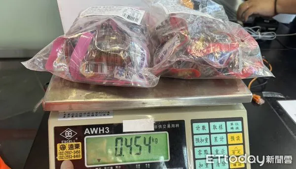 ▲馬祖小三通旅客夾帶火腿腸,當場裁罰20萬元。(圖/記者林名揚翻攝)