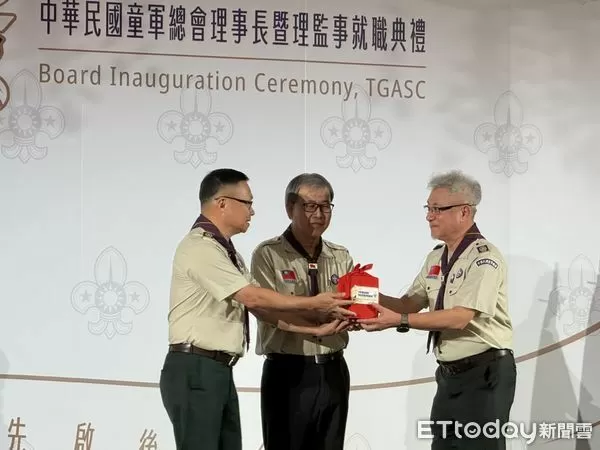 ▲出身台南的高國倫就任中華民國童軍總會理事長,台南市童軍會理監事幹部北上祝賀。(記者林東良翻攝,下同)