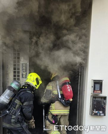 ▲台南中西區大德街出租套房電箱起火,消防隊快速到場迅速射水撲滅火勢。(記者林東良攝,下同)