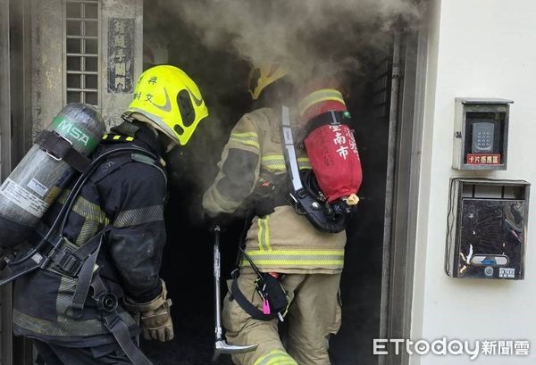 ▲台南中西區大德街出租套房電箱起火,消防隊快速到場迅速射水撲滅火勢。(記者林東良攝,下同)