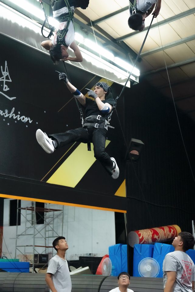 ▲▼Energy牛奶和坤達為了演唱會苦練高空特技 。(圖/相信音樂提供)