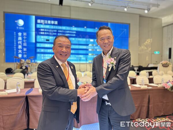 ▲▼臺中市不動產開發商業同業公會於今(21)日舉行理監事改選,正式由根園建設董事長謝麟兒接棒第17屆理事長。 。(圖/記者陳筱惠攝)