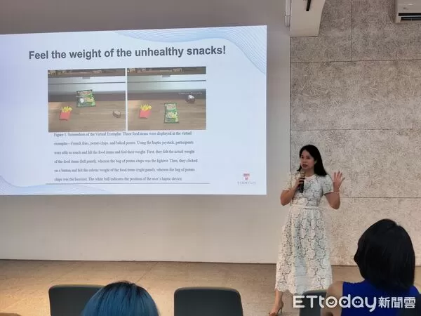 ▲▼林日璇教授與《幸福感眼鏡體驗分享工作坊》體驗學員一起合影。(圖/政大提供)