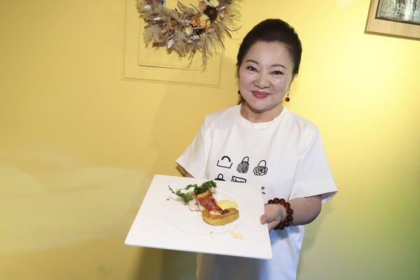 ▲資深歌手丁鈴與白冰冰。(圖/民視提供)