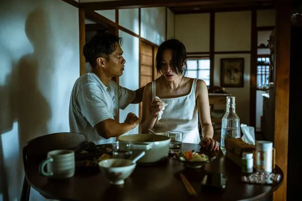 ▲蔡思韵(右)在《泥娃娃》遭附身猛吞內臟粥,楊祐寧(左)一旁嚇壞急安撫。(圖/天予電影提供)