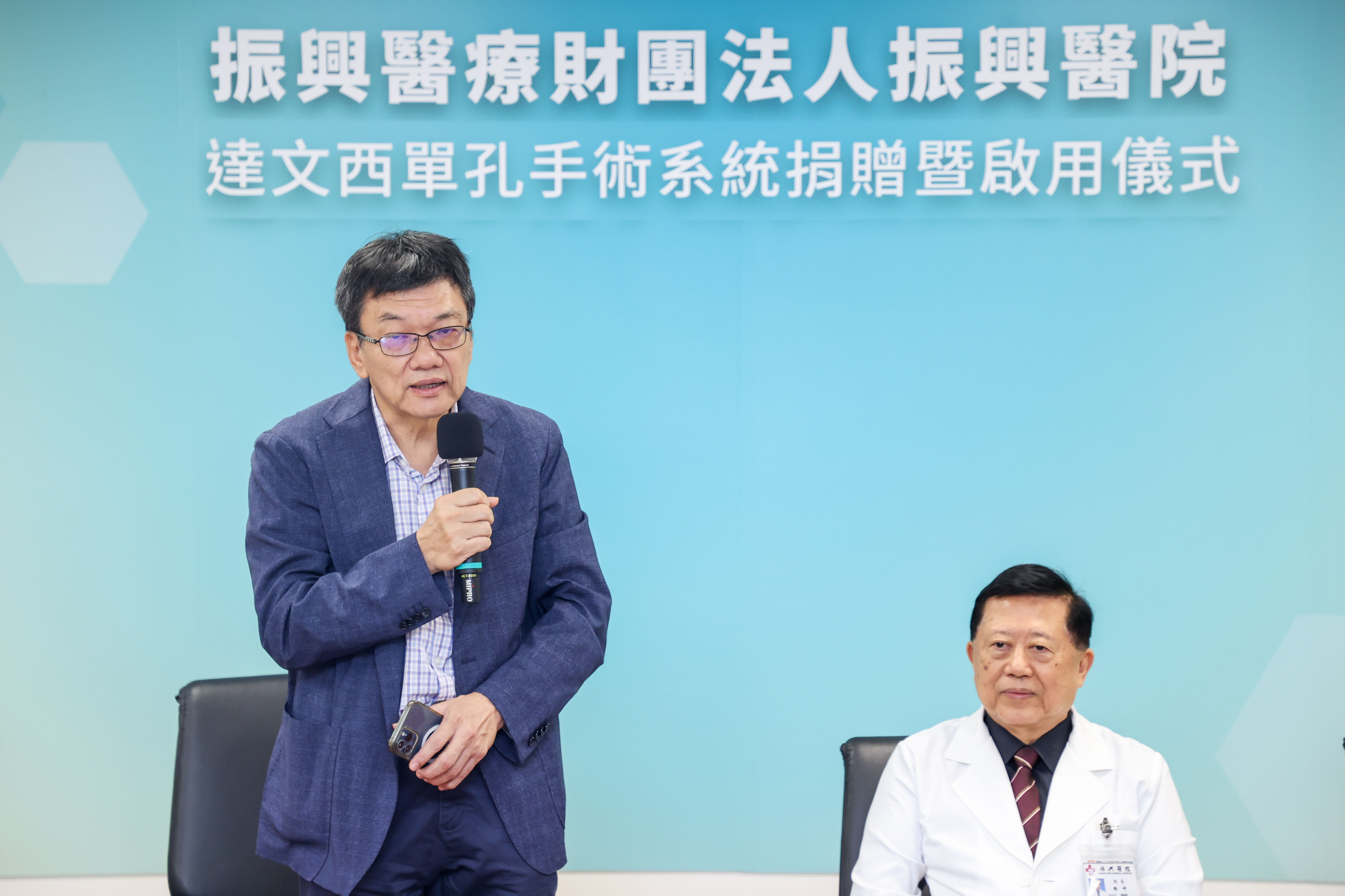 ▲▼ 振興醫院達文西單孔手術系統捐贈暨啟用儀式,吳德豐顧問代表旺旺集團捐贈達文西單孔手術系統,振興醫院院長代表致贈感謝狀。 。(圖/記者徐文彬攝)