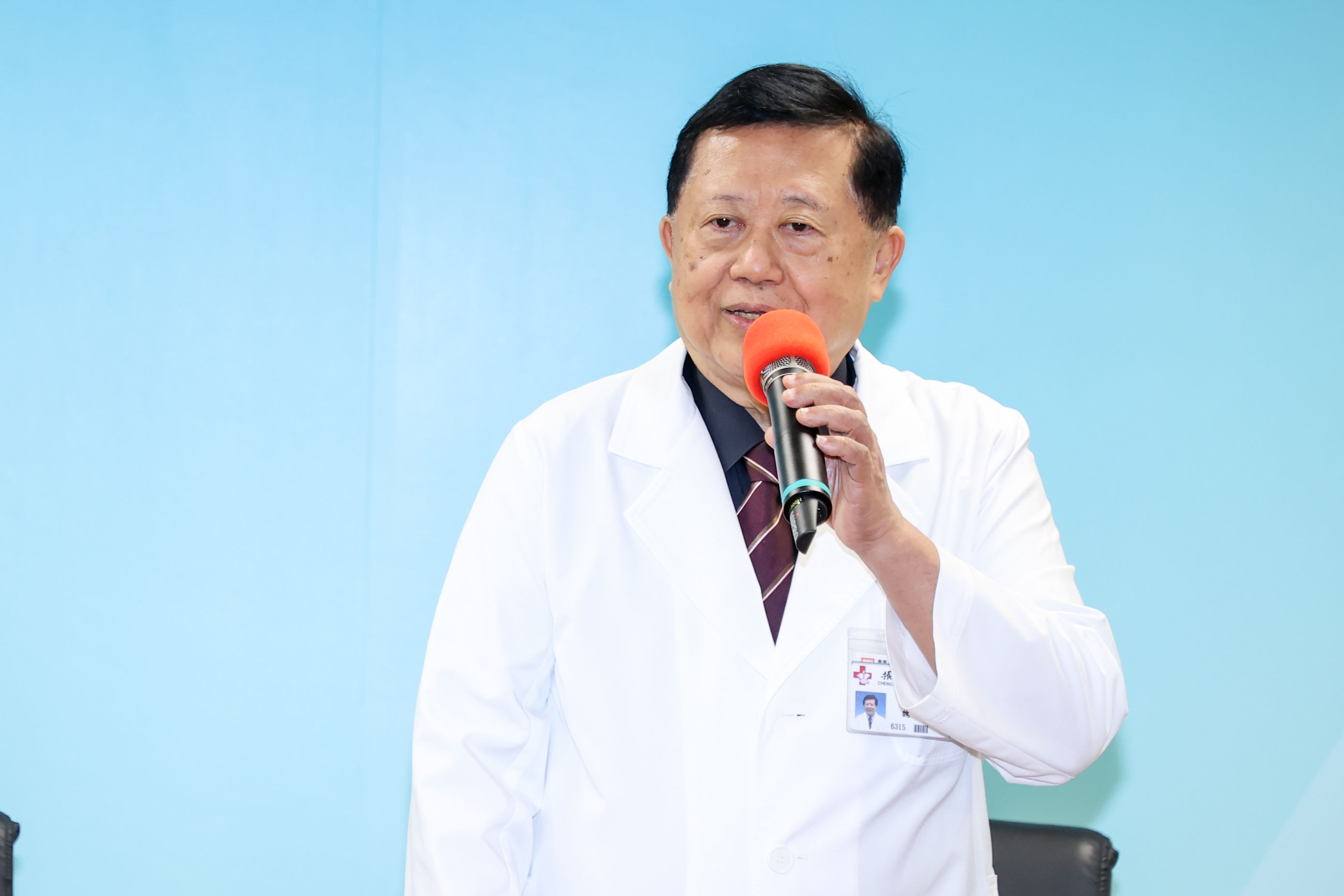 ▲▼ 振興醫院達文西單孔手術系統捐贈暨啟用儀式,吳德豐顧問代表旺旺集團捐贈達文西單孔手術系統,振興醫院院長代表致贈感謝狀。 。(圖/記者徐文彬攝)