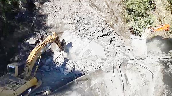 ▲台7線桃市復興區榮華橋段因落石坍方,導致雙向阻斷,公路局北區養護工程分局派員從兩端搶修中。(圖/公路局北區養工分局提供)