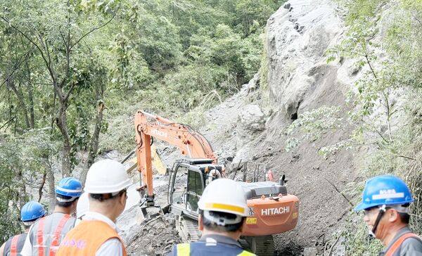 ▲台7線桃市復興區榮華橋段因落石坍方,公路局北區養護工程分局派員搶修中。(圖/公路局北區養工分局提供)