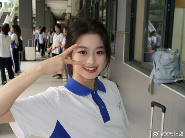 ▲黃楊鈿甜變得相當低調收斂。(圖/翻攝自微博)