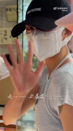 ▲黃楊鈿甜變得相當低調收斂。(圖/翻攝自微博)