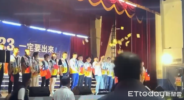 ▲▼新店立委羅明才反罷免之夜,遭吃屎哥撒冥紙鬧場。(圖/記者陸運陞翻攝)