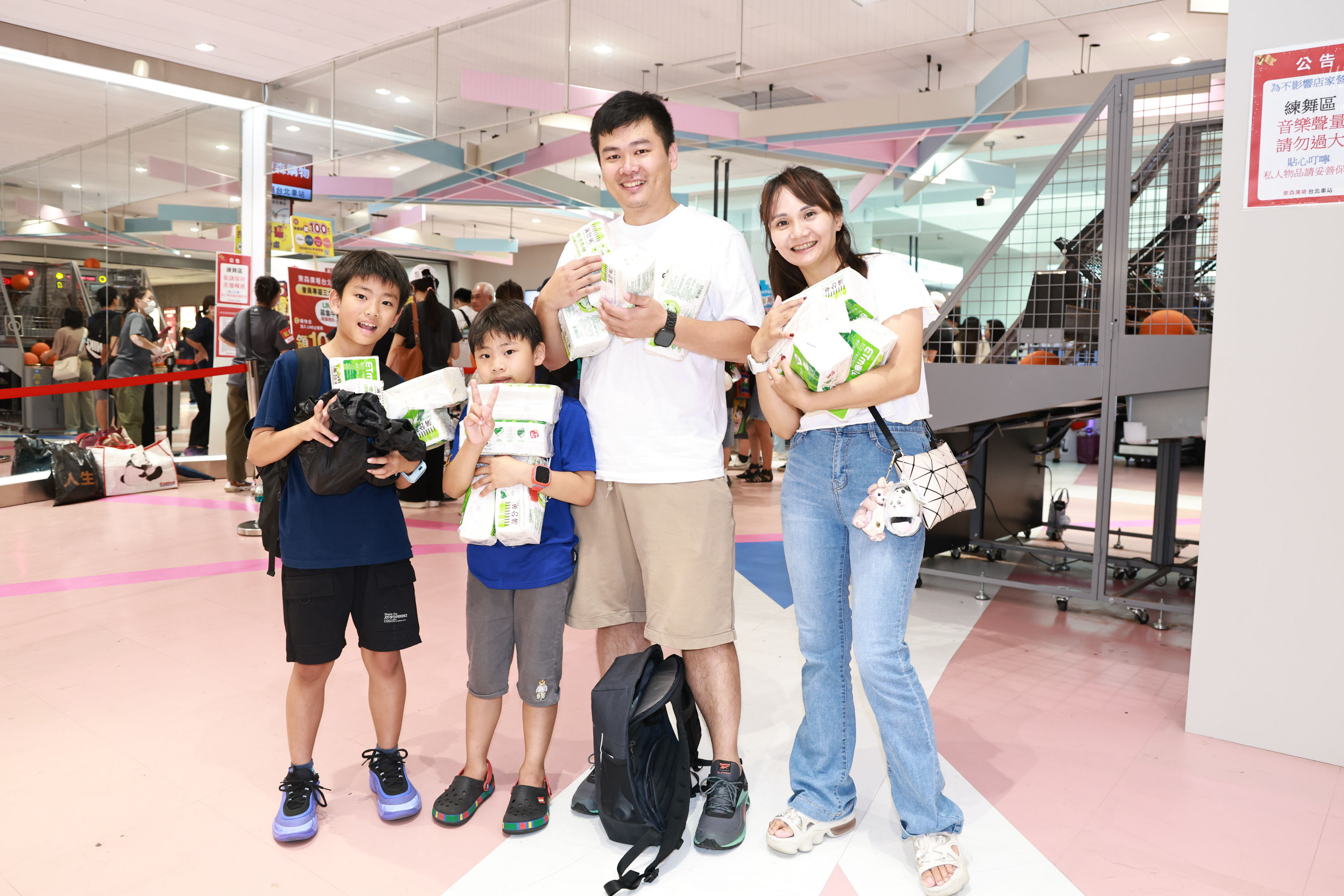 ▲▼ 抱衛生紙比賽。(圖/記者黃克翔攝)