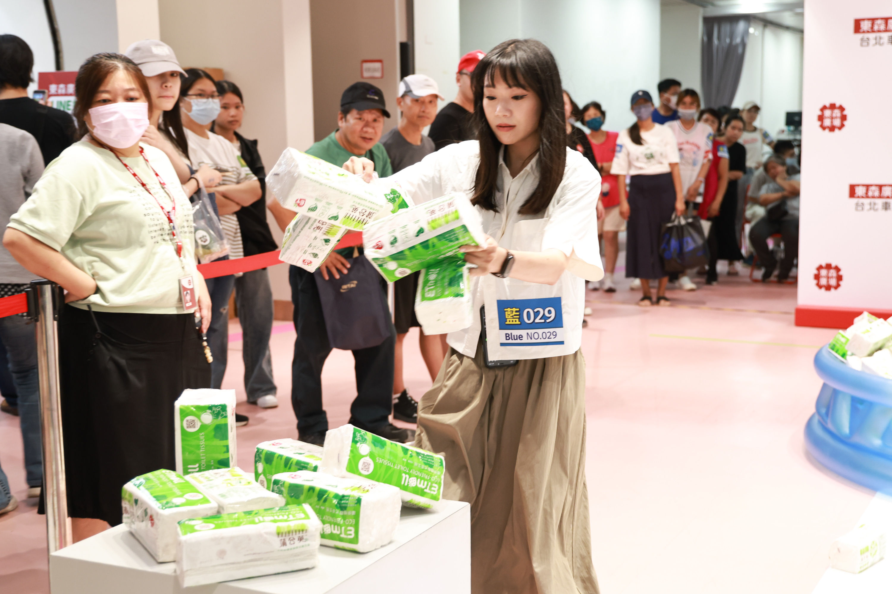 ▲▼ 抱衛生紙比賽。(圖/記者黃克翔攝)
