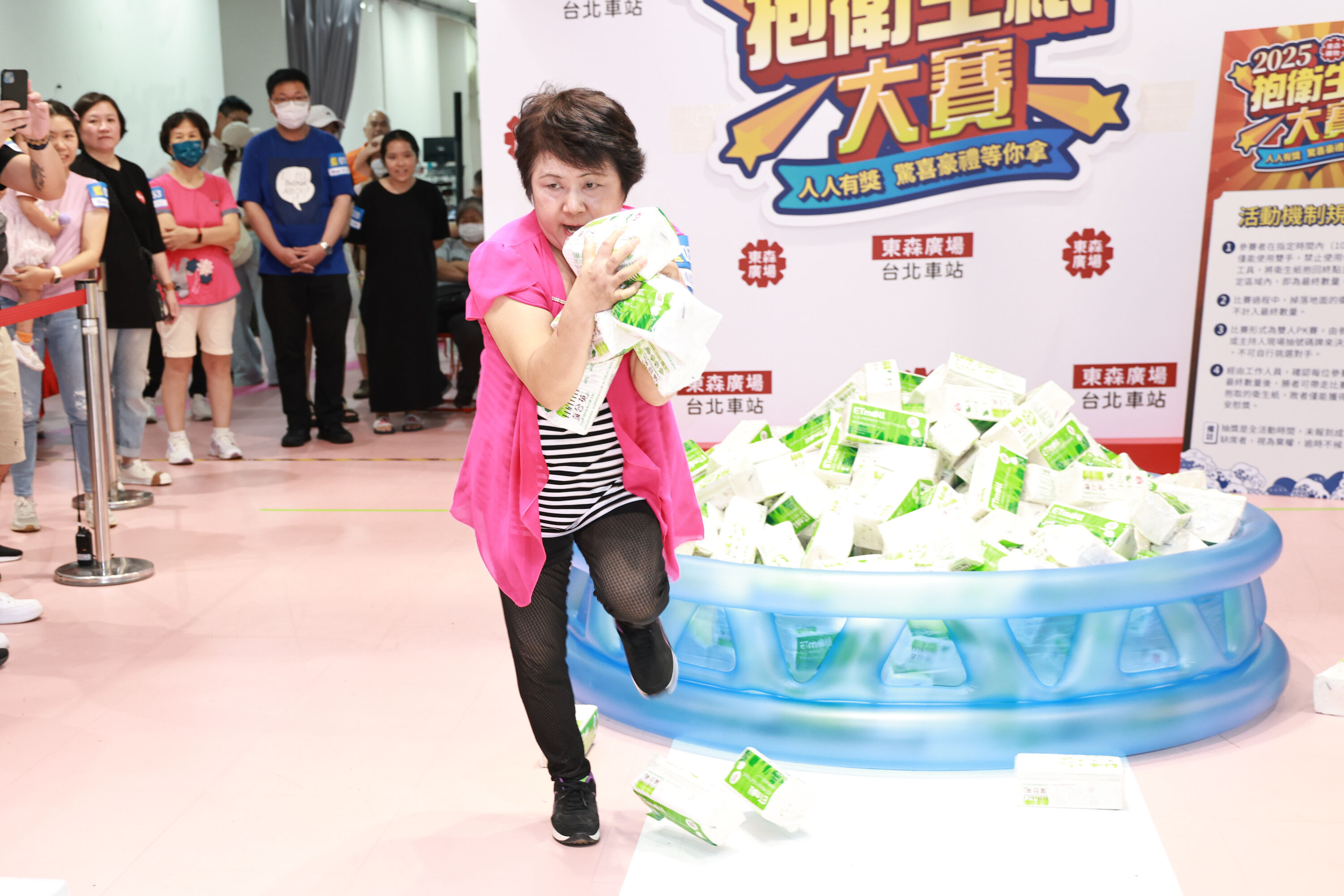 ▲▼ 抱衛生紙比賽。(圖/記者黃克翔攝)