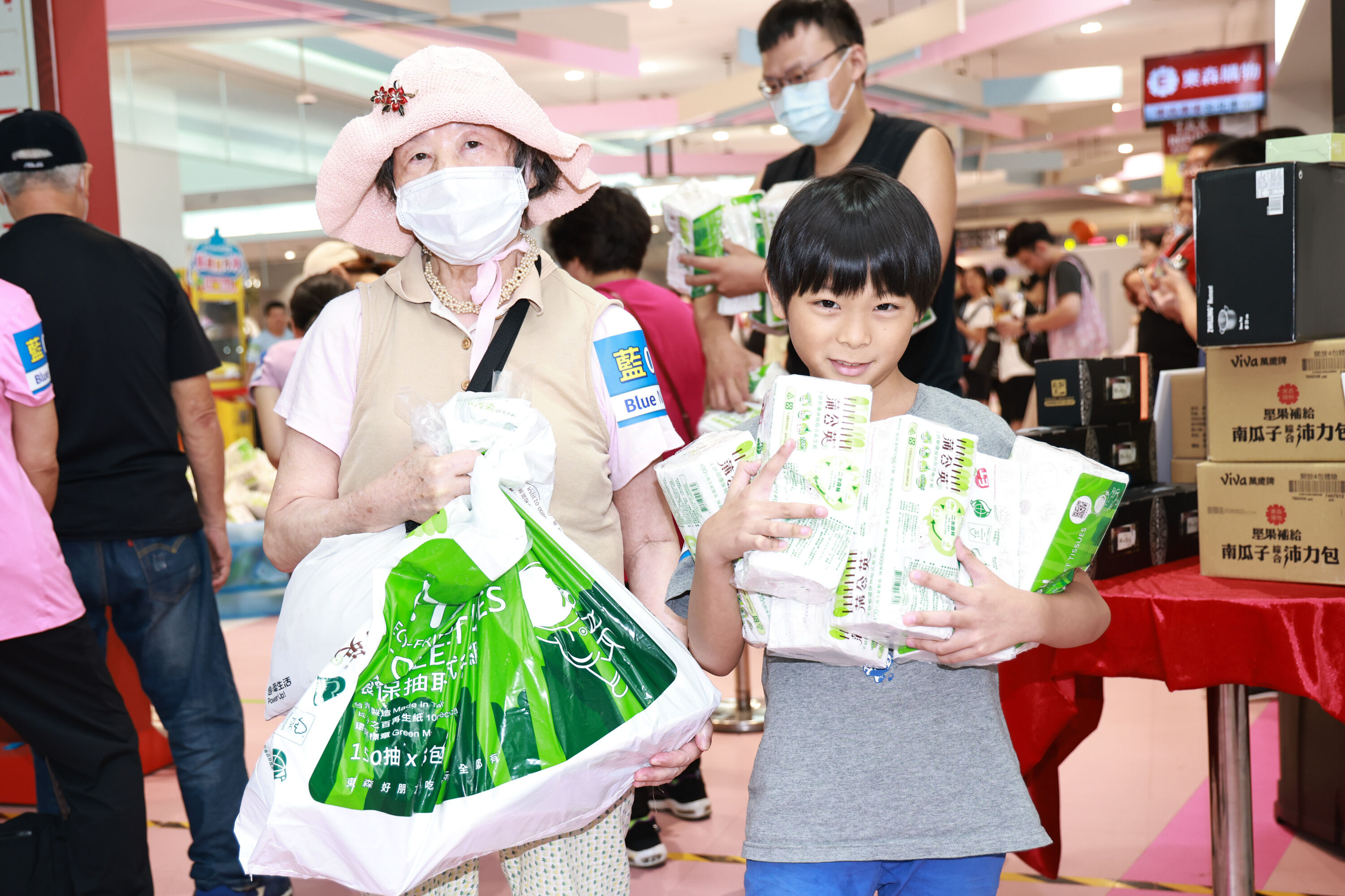 ▲▼ 抱衛生紙比賽。(圖/記者黃克翔攝)